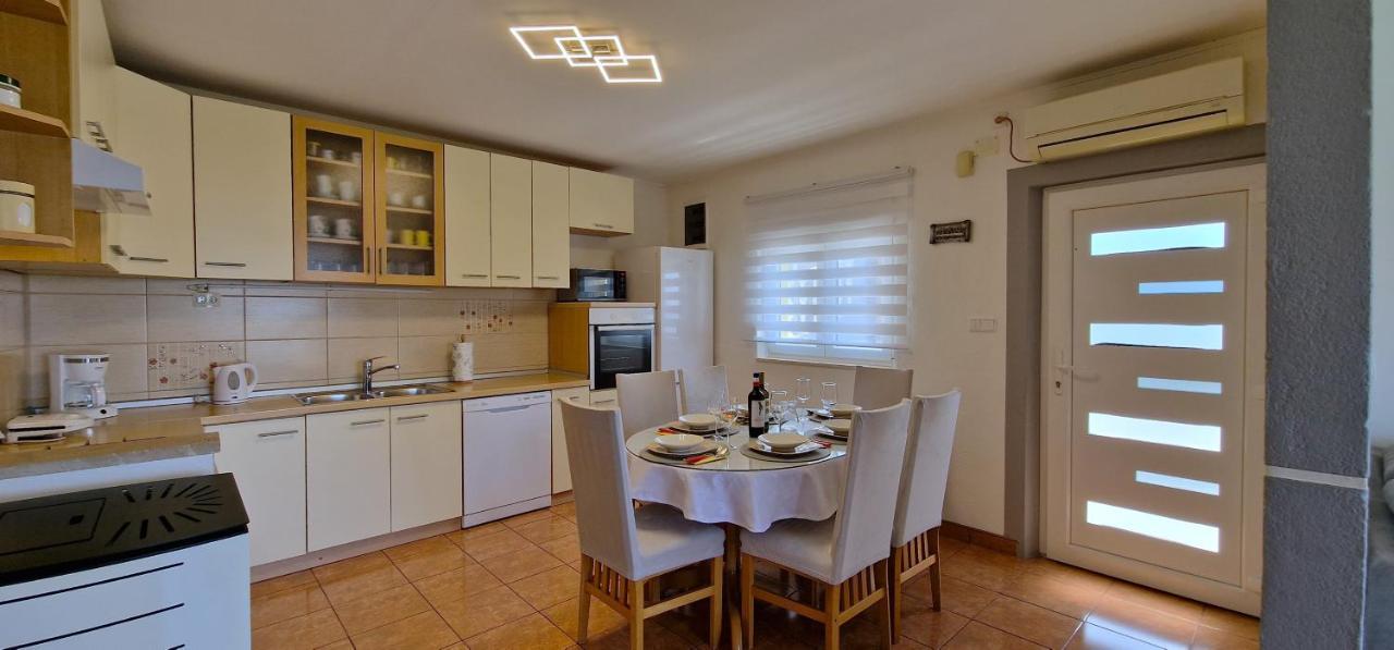 Sunny Holiday House With Pool Kaštela Zewnętrze zdjęcie